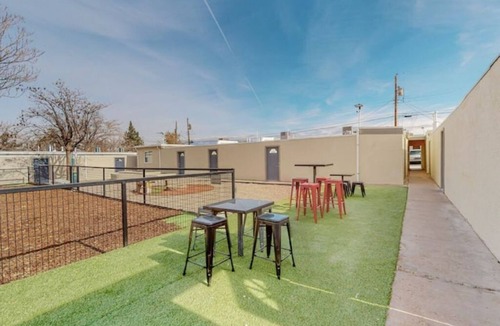 Highland Business Apartment | Remodeled Courtyard Apt w/King Bed, In-Unit Washer & Dyer Apt 5