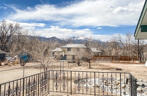 Old North End House | Remodeled Estate | Sleeps 10 | Pet Friendly