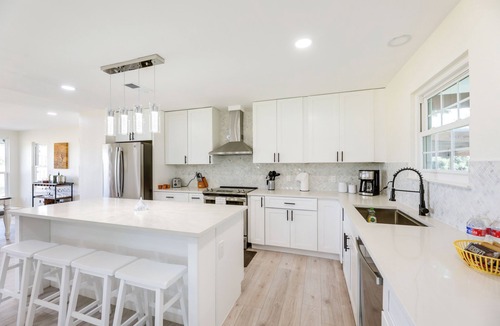 Coupland House | Remodeled Farmhouse on 18 Acres: 8 Mi to Elgin!