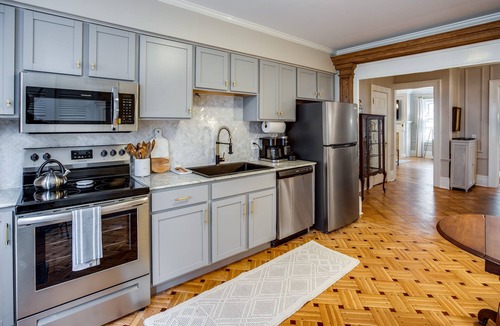 East Avenue House | Remodeled Historical Unit With King Bed Walking Distance To Many Attractions!
