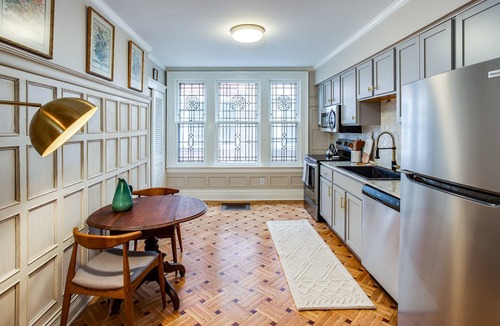 East Avenue House | Remodeled Historical Unit With King Bed Walking Distance To Many Attractions!