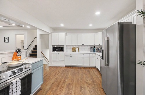Overland Park House | Remodeled Home~King Beds~Hot Tub~Firepit~Games by PV Shops & Downtown OP