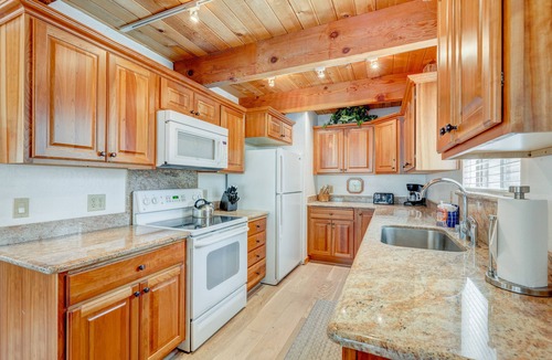 Truckee Ski Chalet | Remodeled home with private hot tub, pool access & free ski shuttle
