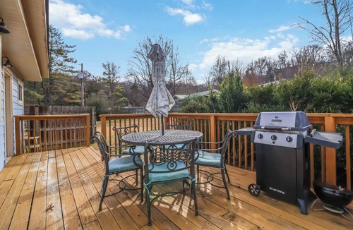 Prairie Creek House | Remodeled Lakehouse with Fire Pit by Beaver Lake
