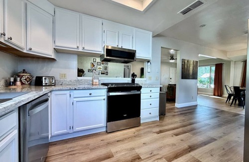 West Sacramento House | Remodeled Minutes to Sutter Park & Golden One