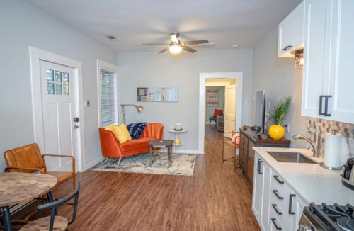 Mahncke Park Apartment | Remodeled Modern 1BR 1BA Apt Near Downtown 5min Pearl