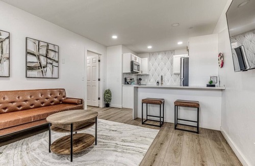Midtown Apartment | Remodeled Modern 1 Bed