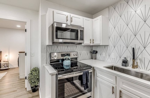 Midtown Apartment | Remodeled Modern 1 Bed
