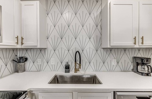 Midtown Apartment | Remodeled Modern 1 Bed