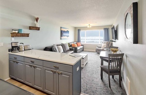 Lincoln City Condo | Remodeled Oceanfront Suite - Indoor Pool and Ocean Views!