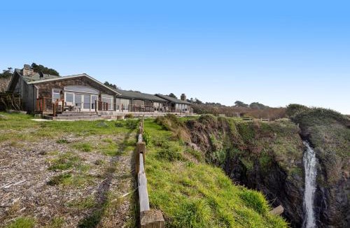 Mendocino House | Remodeled oceanfront estate with Studio Cottage