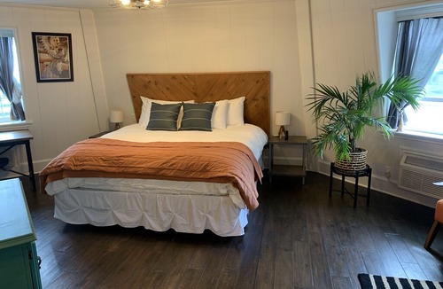 Lynden House | Remodeled private room in a windmill (right downtown)