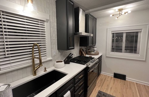 Wichita House | Remodeled Riverside Cottage w/sunroom, She-shed. Walk to golf, tennis, Botanica,