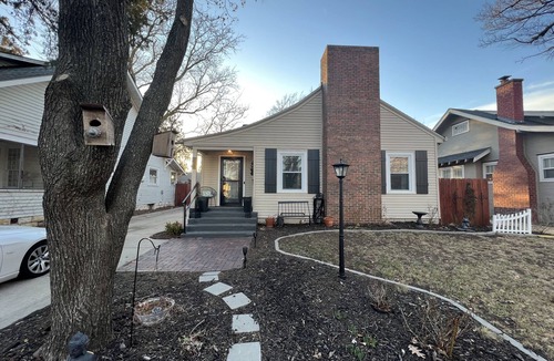 Wichita House | Remodeled Riverside Cottage w/sunroom, She-shed. Walk to golf, tennis, Botanica,