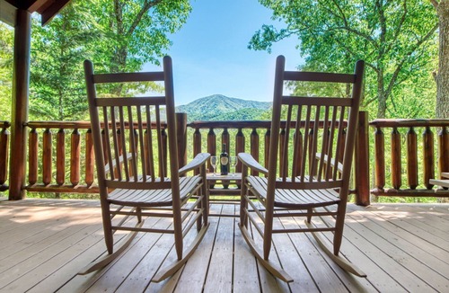 Wears Valley Cabin | REMODELED ROMANTIC LUXURY CABIN! MOUNTAIN VIEW