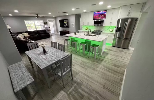 Pompano Beach House | Remodeled Sleeps 12/3BR/3BA Hot Tub/Forest View