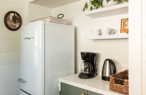 Carlson Park Cottage | Remodeled Stylish Culver Cottage + Parking