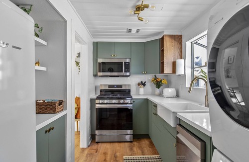 Carlson Park Cottage | Remodeled Stylish Culver Cottage + Parking