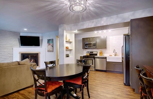 Steamboat Springs House | Remodeled TH Near Resort-Steps to Free Mtn/Town Bus Stop+ HotTub-W/D in Unit-Gas Fireplace-Mtn View