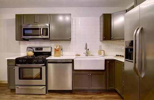Steamboat Springs House | Remodeled TH Near Resort-Steps to Free Mtn/Town Bus Stop+ HotTub-W/D in Unit-Gas Fireplace-Mtn View