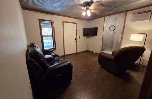 Athens Cabin | Remote 1 Bedroom Cabin with High Speed Internet and Amenities
