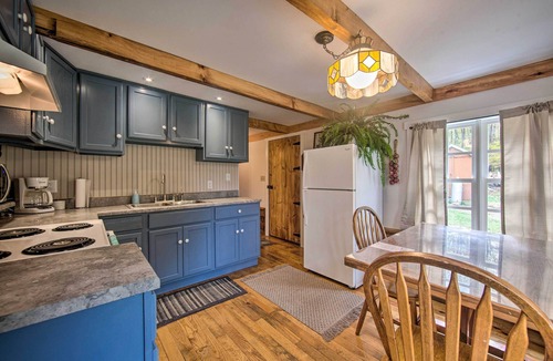 Allenwood Apartment | Remote 1901 Studio Cabin w/Loft - Pets Allowed!