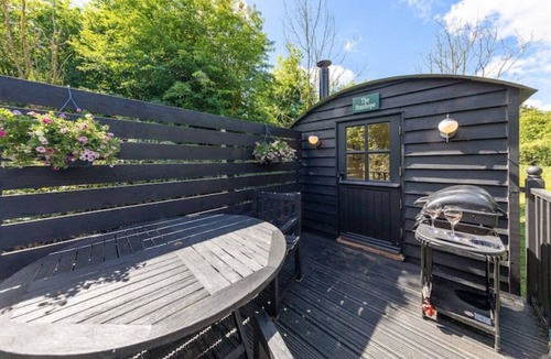 Sittingbourne Cabin | Remote hut set in the beautiful Kent Downs