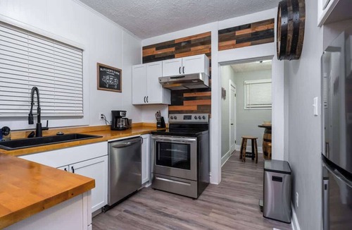 Downtown Condo | Remote Ready I 2 BR 1 BA