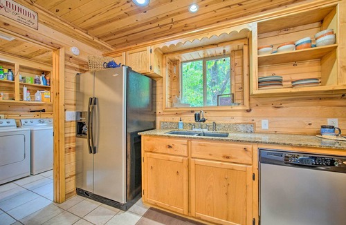 Octavia Cottage | Remote Smithville Cottage: Furnished Deck & Grill