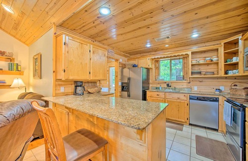 Octavia Cottage | Remote Smithville Cottage: Furnished Deck & Grill