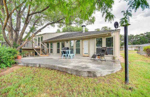 Dalhart House | Remote Texas Retreat: Hot Tub, Deck, Grill!