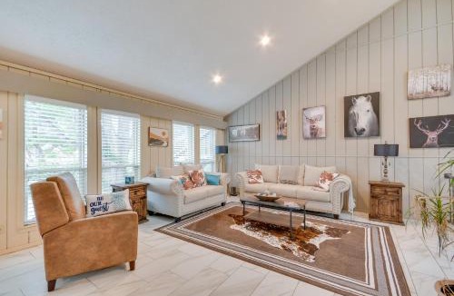 Dalhart House | Remote Texas Retreat: Hot Tub, Deck, Grill!