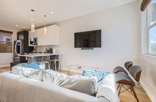 West Colfax House | Remote Work Friendly-Fast Wifi|3 min to Light Rail