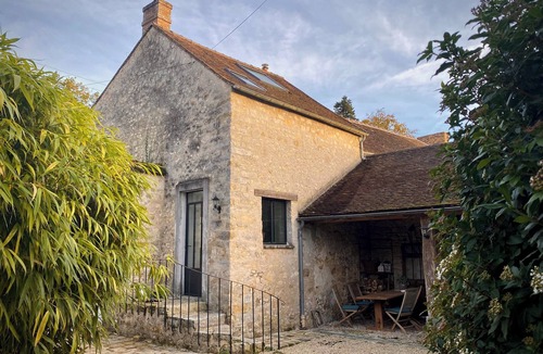 Montigny-sur-Loing Apartment | [REMOVE] Kampa - Cozy duplex studio in charming Montigny-sur-Loing with AC, WiFi