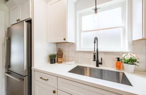 Garden Oaks House | Rena Home Sleeps 8 Yard King Ensuite