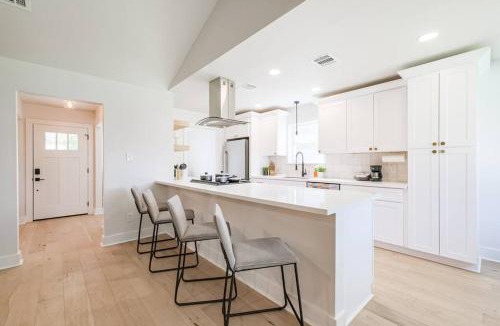 Garden Oaks House | Rena Home Sleeps 8 Yard King Ensuite