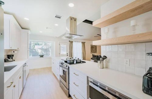 Garden Oaks House | Rena Home Sleeps 8 Yard King Ensuite