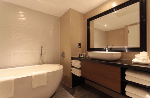 Heathrow Villages Hotel | Renaissance London Heathrow Hotel