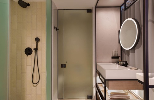 Flushing Chinatown Hotel | Renaissance New York Flushing Hotel at Tangram