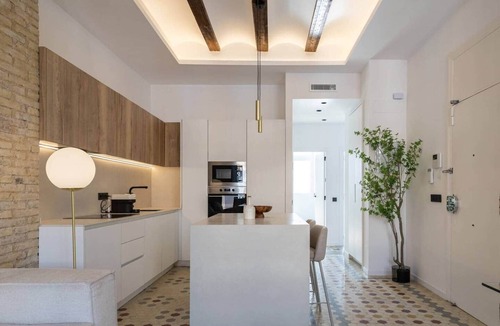 Trinitat Apartment | Renewed tradition: In front of the river and downtown.