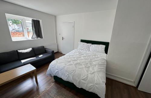 Heston Central House | Renfrew Road