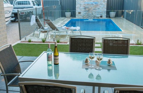 Renmark House | Renmark River Villas No 50 (with pool) - "The Potter Villa"