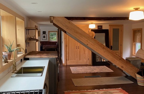 Clayton House | Reno Farmhouse: Light, Art Filled, Deck & Patio River Facing 1000 Islands☀️
