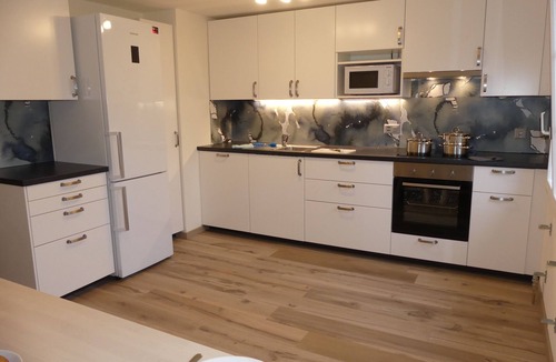 Boenigen House | Renovated flat in classic Chalet by the lake.