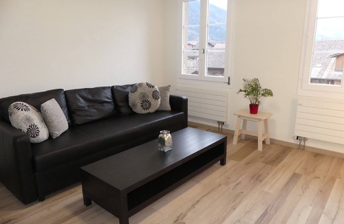 Boenigen House | Renovated flat in classic Chalet by the lake.