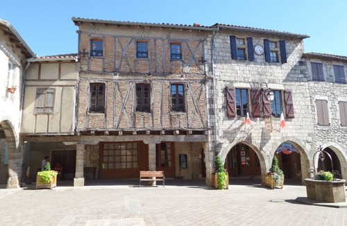 Castelnau-de-Montmiral Apartment | Renovated studio in medieval village