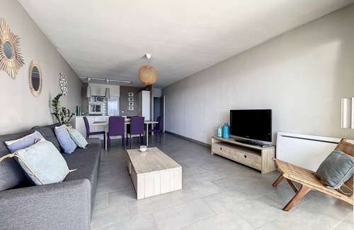 Carnon-Plage Apartment | Renovated 1-bed cabin on beach with parking in Carnon