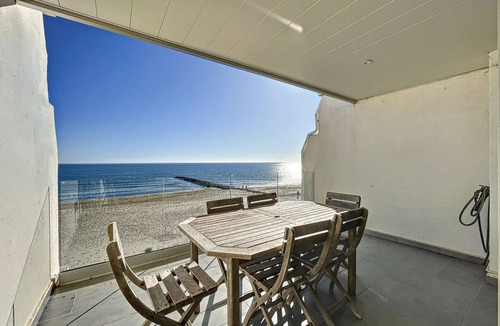 Carnon-Plage Apartment | Renovated 1-bed cabin on beach with parking in Carnon