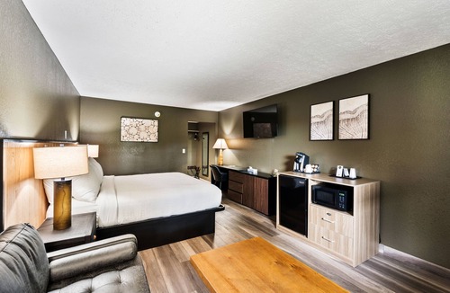 Townsend Hotel | Renovated 1 King Pet Friendly