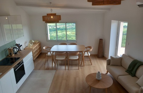 Lacoste Apartment | Renovated 100m2 apartment with panoramic view, 20m2 terrace, sleeps 6